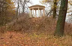 Teetempel auf künstlichem Hügel im Landschaftspark, 2011
