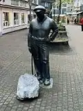 Bronzeplastik „Der Kalker“ in der Fußgängerzone