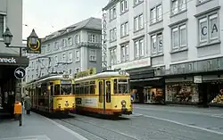 Heckansicht mit linksseitiger Tür des GTW-D8 245 (rechts) am Dominikanerplatz, links GT-H 274 (1980)