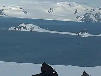 Blick vom Ravda Peak auf der Livingston-Insel über Half Moon Island hinweg zum Wulfila-Gletscher