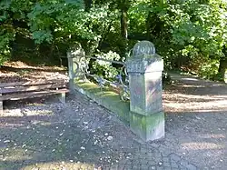 Nebeneingang am Denkmal gegen die Vivisektion 51°&nbsp;15′&nbsp;47,6″&nbsp;N, 7°&nbsp;12′&nbsp;30,5″&nbsp;O51.2632337.2084641