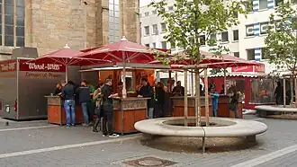 Größere eckige Stehtische mit Markisen, hier bei einem Imbissstand in Dortmund