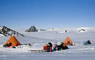 Blick nach Norden vom Storsveenfjellet auf die Nunatakker der Rasmussenegga