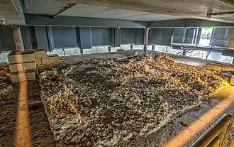 Fundamentreste mit Abdrücken des ehemaligen Mauerwerks unter dem heutigen Rekonstruktionsbau