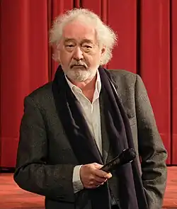 Xaver Schwarzenberger bei einer Filmvorführung vor dem roten Vorhang des Wiener Metro-Kinos