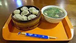 Xiaolongbao als Beilage zur Nudelsuppe