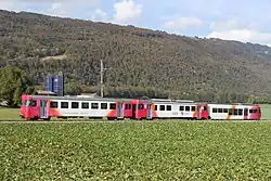 Steuerwagen Bt 51, Triebwagen Be 4/4 1 und Niederflur-Steuerwagen Bt 55 der Travys bei Vuiteboeuf, 2009