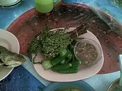 Niembaum (Blätter und Blüten)