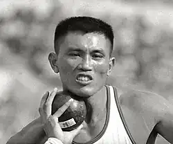 Yang Chuan-Kwang beim Kugelstoßen während des olympischen Zehnkampfes 1960, bei dem er Silber gewann