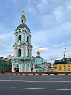 Glockenturm der Troiza-Kirche zu Serebrjanniki, in der Nähe der Jausskaja-Straße