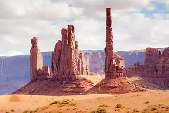 Yei Bi Chei und Totem Pole (rechts)