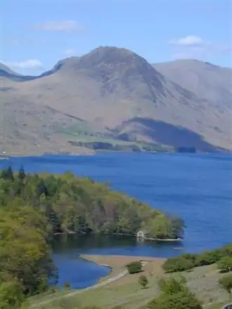 Yewbarrow über Wast Water gesehen mit Great Gable im Hintergrund