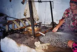 In der Seidenfabrik Yodgorlik