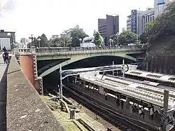 JR-East-Bahnsteige im Einschnitt