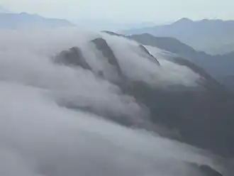 Wolkenfahnen am Gebirgskamm. Blick vom Yushan Trail.