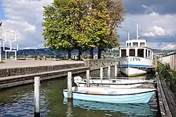 Schiffstation Zürich Wollishofen, das ehemalige Zürichseeschiff Stäfa wird als Restaurant des GZ Wollihofen genutzt.