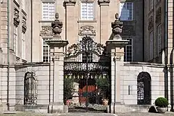 Ehrenhof und schmiedeeisernes Tor des Zunfthauses zur Meisen