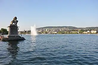 Blick von Enge über den See auf die besiedelte Westflanke des Zürichbergs