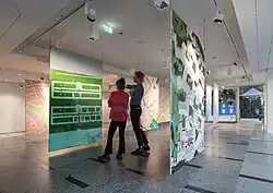 Ausstellungsansicht „Tatjana Doll – TOUR-ISMUS“, ZfBK im Kulturpalast, 2023,