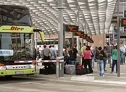 Bussteige mit Anzeigetafeln