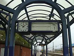 Fallblattanzeiger Gleis 1 mit dahinterliegenden, neuen DSA (2021)