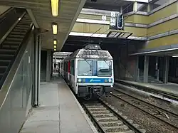 Vom Bahnhof Saint-Lazare kommender Transilien-Vorortzug der Baureihe Z&nbsp;6400 bei der Einfahrt (2018)