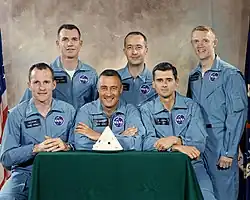 Apollo 1 – v.&nbsp;l.&nbsp;n.&nbsp;r. Erstbesatzung (sitzend) Ed White, Gus Grissom, Roger Chaffee sowie Zweitbesatzung (stehend) David Scott, James McDivitt, Russell Schweickart