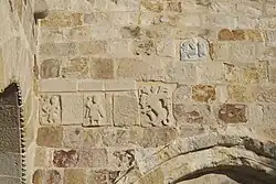 Relieftafeln über dem linken Zwickel des Südportals