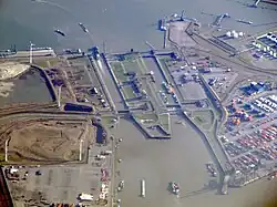 Links die Zandvlietsluis und rechts die Berendrechtsluis