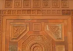 Anthemion-Band, darunter: waagerechtes Rosettenband und Teil eines Frieses