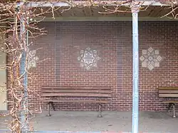 Blick auf zwei Fliesensternpaneele des Südflügels