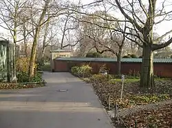 Blick auf die Rückseite des nördlichen Bogengangs mit Nebenpavillon (5)