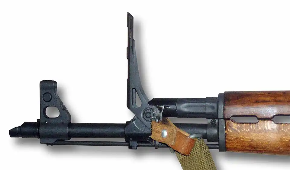 Zastava M72AB2 mit ausgeklapptem Granatvisier: In dieser Stellung ist der Gaskanal gesperrt.