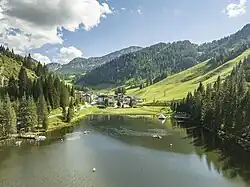 Almdorf Zauchensee im Sommer mit dem See im Vordergrund