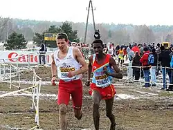 Krzysztof Żebrowski (hier in führender Position bei einem Crosslauf) schied als Elfter seines Vorlaufs&nbsp;aus