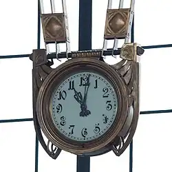 Uhr über der Schalttafel