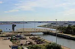 Schleusentor zum Achterhaven geöffnet, davor das Klapp­brückenpaar der Südseite