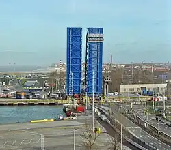 Klappbrücken auf der Nordseite geöffnet (Vorhafen)