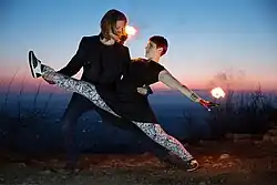 Artisten Duo zeigt zeitgenössische Feuershow und tanzt mit fackeln