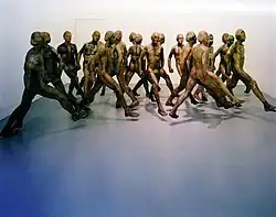 Zeitungspapierfiguren Männer, 1973