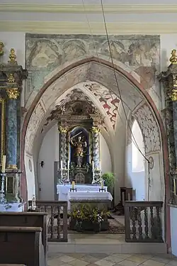 Innenraum der Kirche mit Fresken an den Wänden, Blickrichtung auf den Altar
