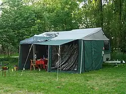 Zeltanhänger mit aufgebautem Zelt