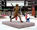 Die von Zenos Frudakis gestaltete Statue von Mike Schmidt vor dem Stadion (2009)