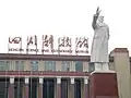 Mao-Zedong-Statue im Zentrum von Chengdu, mit Sichuan Science and Technology Museum im Hintergrund