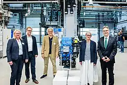 Gruppenbild mit fünf Personen, darunternStaatssekretärin Silke Krebs, in einem großen Labor bei der Eröffnung des HyTechLab4NRW
