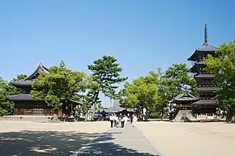 Haupthalle, Glockenturm und Pagode