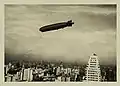 Graf Zeppelin über dem SAFICO-Gebäude
