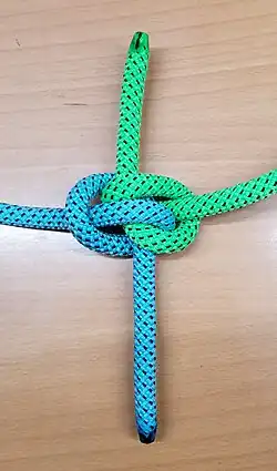 Der Zeppelinknoten ist einer der sichersten Knoten zum Verbinden zweier Seile mit gleicher oder ähnlicher Dicke. Er lockert sich auch bei wechselnder Belastung nicht, lässt sich aber selbst nach größter Belastung leicht wieder lösen. Bei unterschiedlich starken Leinen eignet sich der Schotstek aber besser.