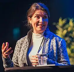 Foto einer Frau auf einer Bühne