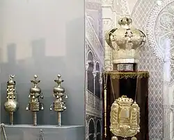 Schmückende Attribute einer Tora